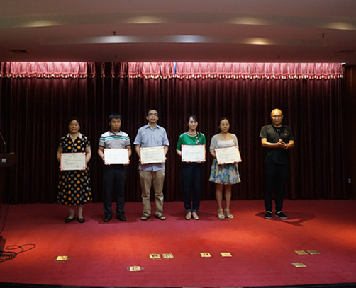 颁奖黄治国_副本.jpg 颁奖黄治国_副本.jpg